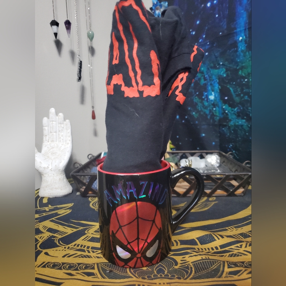 Spiderman mug and mystery long-sleeve shirt Size Men's Medium - Picture 2 of 2